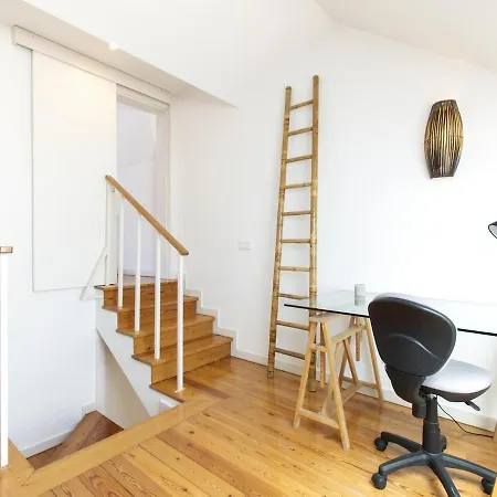 דירה Amazing Penthouse Bairro Alto Duplex ליסבון
