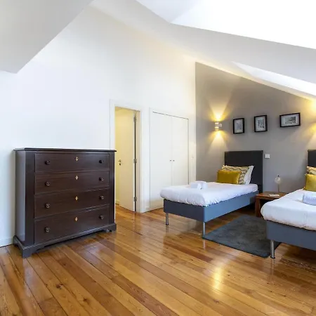 Amazing Penthouse Bairro Alto Duplex דירה