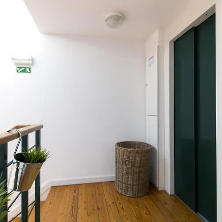 Amazing Penthouse Bairro Alto Duplex דירה *