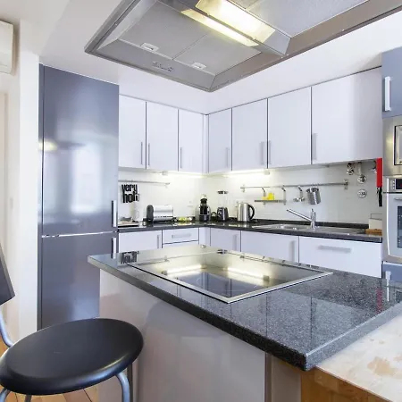 דירה Amazing Penthouse Bairro Alto Duplex ליסבון