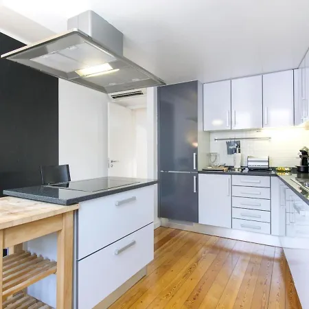 Amazing Penthouse Bairro Alto Duplex דירה